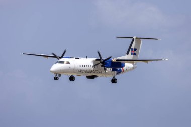 Luqa, Malta - 19 Nisan 2024: Landhelgisgaeslan - İzlanda Sahil Güvenlik Bombacısı DHC-8-314Q Dash 8 (REG: TF-SIF) bakım için geliyor.