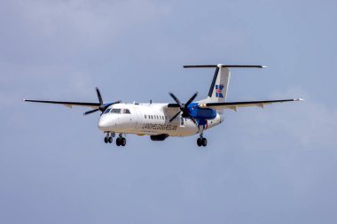 Luqa, Malta - 19 Nisan 2024: Landhelgisgaeslan - İzlanda Sahil Güvenlik Bombacısı DHC-8-314Q Dash 8 (REG: TF-SIF) bakım için geliyor.