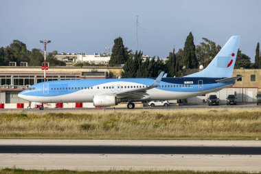 Luqa, Malta - 21 Nisan 2024: Getjet Airlines Boeing 737-85P (REG: LY-TUI) KM Malta Havayolları için KM626 sefer sayılı uçuş.