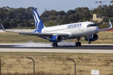 Luqa, Malta - 5 Mayıs 2024: Ege Havayolları Airbus A320-232 (REG: SX-DND).