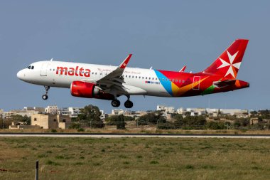 Luqa, Malta - 2 Mayıs 2024: KM Malta Havayolları Airbus A320-251N (REG: 9H-NEO) hala Air Malta 'da fakat Air Malta unvanları çıkarılmış.