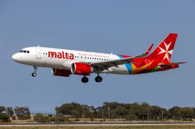Luqa, Malta - 2 Mayıs 2024: KM Malta Havayolları Airbus A320-251N (REG: 9H-NEO) hala Air Malta 'da fakat Air Malta unvanları çıkarılmış.
