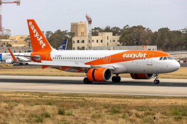Luqa, Malta - 1 Mayıs 2024: EasyJet Airbus A320-251N (REG: G-UZHD) iniş pisti 13.