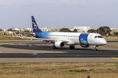 Luqa, Malta - 1 Mayıs 2024: Air Montenegro Embraer 195LR (ERJ-190-200LR) (REG: 4O-AOB) iniş yaptıktan sonra pisti boşalttı.