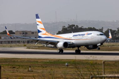 Luqa, Malta - 19 Mayıs 2024: Akıllı Kanatlar Boeing 737-86Q (REG: OK-TVW) İniş pisti 13.