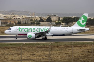 Luqa, Malta - 17 Mayıs 2024: Transavia France Airbus A320-252N (Reg. : F-HXSA) kalkış için 31. piste giriyor.