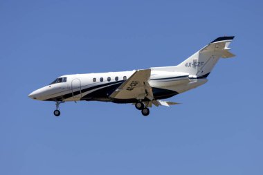 Luqa, Malta - 25 Mayıs 2024: Arrow Aviation Hawker 800XP (REG: 4X-CZF) 31 nolu pist finallerinde.