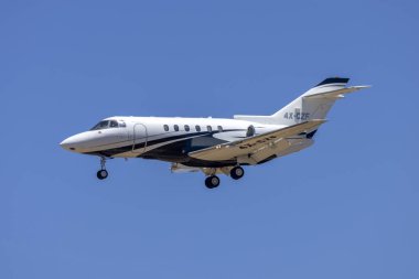 Luqa, Malta - 25 Mayıs 2024: Arrow Aviation Hawker 800XP (REG: 4X-CZF) 31 nolu pist finallerinde.