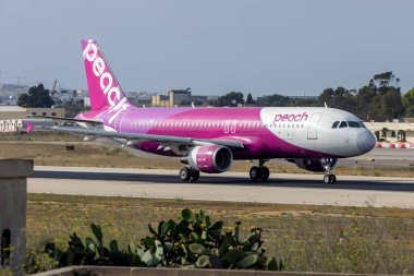 Luqa, Malta - 1 Haziran 2024: Airbus A320-232 (REG: OE-IDT) in Peach Aviation renkleriyle fakat şimdi EasyJet Europe 'a ait.