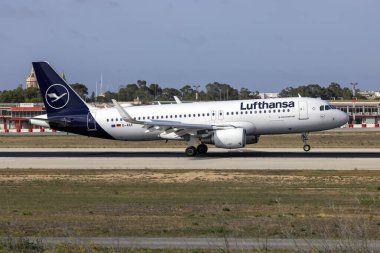 Luqa, Malta - 1 Haziran 2024: Lufthansa Airbus A320-214 (REG: D-AIUI) iniş pisti 13.