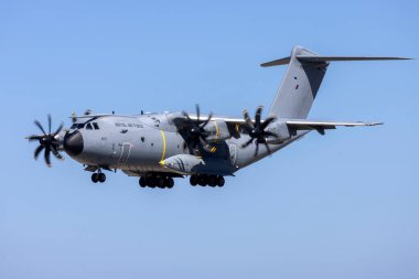 Luqa, Malta - 31 Mayıs 2024: RAF (İngiliz Hava Kuvvetleri) Airbus A400M Atlas C1 (REG: ZM403) teknik durak için iniş yapıyor.