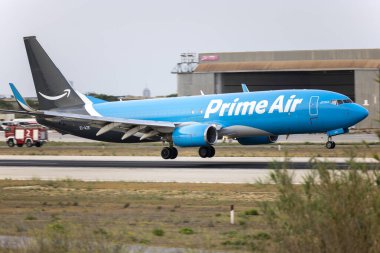 Luqa, Malta - 19 Haziran 2024: Amazon Prime Air (ASL Airlines Ireland) Boeing 737-86Q (SF) (REG: EI-AZE) iniş pisti 13 ve geri dönüş pisti.