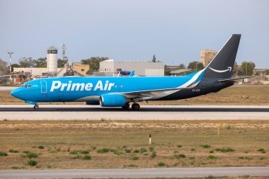 Luqa, Malta - 19 Haziran 2024: Amazon Prime Air (ASL Airlines Ireland) Boeing 737-86Q (SF) (REG: EI-AZE) iniş pisti 13 ve geri dönüş pisti.