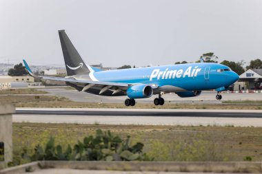 Luqa, Malta - 19 Haziran 2024: Amazon Prime Air (ASL Airlines Ireland) Boeing 737-86Q (SF) (REG: EI-AZE) iniş pisti 13 ve geri dönüş pisti.