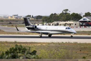Luqa, Malta - Temmuz 2024: VistaJet Embraer Miras 650E (REG: D-AWIN) iniş pisti 13.