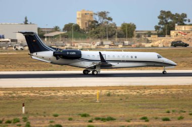 Luqa, Malta - Temmuz 2024: VistaJet Embraer Miras 650E (REG: D-AWIN) iniş pisti 13.
