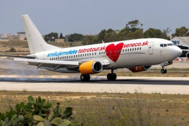 Luqa, Malta - 11 Haziran 2024: Air Horizont Boeing 737-484 (Reg. : 9H-MPW) 13. pist.