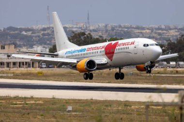 Luqa, Malta - 11 Haziran 2024: Air Horizont Boeing 737-484 (Reg. : 9H-MPW) 13. pist.