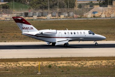 Luqa, Malta - 10 Haziran 2024: Er Cessna 525B CJ3 (Reg. : N582JR) öğle sıcağına iniyor.