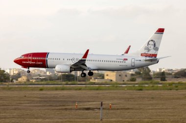 Luqa, Malta - 3 Temmuz 2024: Norveç Hava Mekiği Boeing 737-8KN (WL) (REG: LN-NIM) Norveçli yazar Camilla Collett 'i betimleyen.