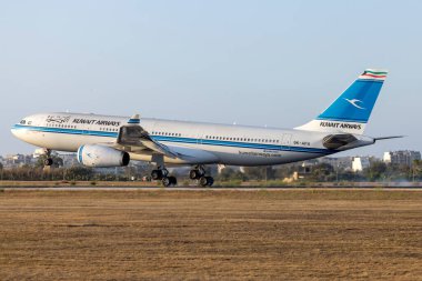 Luqa, Malta - Temmuz 2024: Kuwait Airways Airbus A330-243 (REG: 9K-APA), CAAF MRT hava tankerine geçiş için Türkiye 'nin Bodrum kentindeki depodan çıkarıldı.