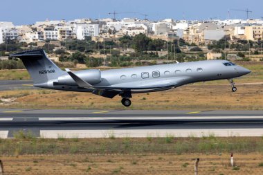Luqa, Malta - 30 Haziran 2024: DB Havacılık Holding LLC Gulfstream Havacılık G650ER (G-VI) (REG: N281MM) 31 numaralı pistin ortasına indi.