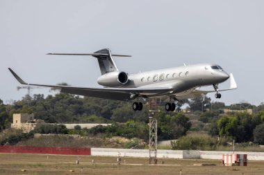 Luqa, Malta - 30 Haziran 2024: DB Havacılık Holding LLC Gulfstream Havacılık G650ER (G-VI) (REG: N281MM) 31 numaralı pistin ortasına indi.