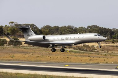 Luqa, Malta - 30 Haziran 2024: DB Havacılık Holding LLC Gulfstream Havacılık G650ER (G-VI) (REG: N281MM) 31 numaralı pistin ortasına indi.