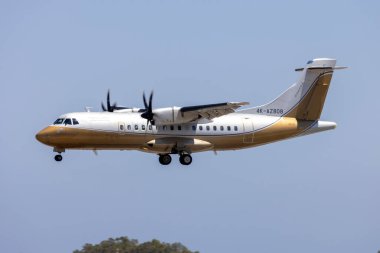 Luqa, Malta - 26 Temmuz 2024: SW Business Aviation ATR-42-500 (REG: 4K-AZ808) hizmet için İstanbul 'dan geliyor.