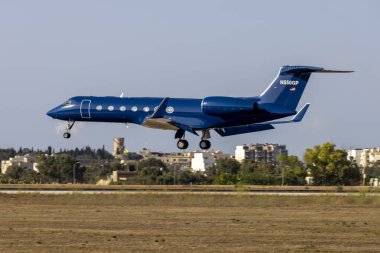 Luqa, Malta - 20 Temmuz 2024: Gulfstream Aerospace G-V-SP Gulfstream G550 (REG: N550GP) Palermo, Sicilya yakınlarından geliyor.