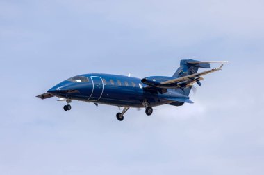 Luqa, Malta - 3 Ağustos 2024: Oyonnair Piaggio P-180 Avanti Evo (Reg. : F-HSIT) sıcak güneşli bir öğleden sonra 31 numaralı final pistinde.