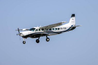 Luqa, Malta - 2 Ağustos 2024: 31 numaralı pistte Er Cessna 208B Grand Caravan EX (REG: YR-TCE).