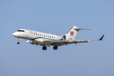 Luqa, Malta - 2 Ağustos 2024: Zyb Lily Jet Bombardier Global 6000 (BD-700-1A10) (REG: B-605D) iniş pisti 31.