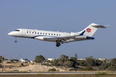 Luqa, Malta - 2 Ağustos 2024: Zyb Lily Jet Bombardier Global 6000 (BD-700-1A10) (REG: B-605D) iniş pisti 31.
