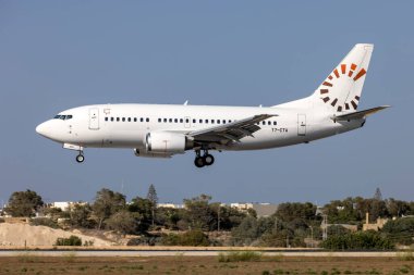 Luqa, Malta - 2 Ağustos 2024: Boeing 737-5L9 (REG: T7-CTA) kısa final pisti 31.
