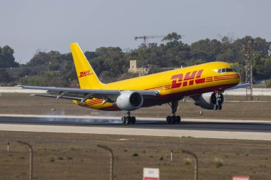 Luqa, Malta - 9 Ağustos 2024: DHL (Avrupa Hava Taşımacılığı - EAT) Boeing 757-28A (PCF) (REG: D-ALER) 31. piste iniyor.