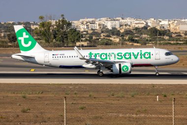 Luqa, Malta - 9 Ağustos 2024: Transavia France Airbus A320-252N (REG: F-HXSC), Mayıs 2024 'ten beri hizmette olan yepyeni bir A320NEO..