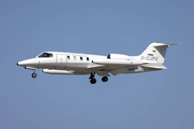 Luqa, Malta - 19 Ağustos 2024: Quick Air Jet Charter Learjet 35A (REG: D-CJPG) 31 numaralı pistte.