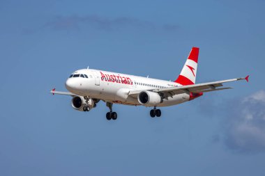 Luqa, Malta - 19 Ağustos 2024: Avusturya Hava Yolları A320-214 (REG: OE-LZC) kötü hava koşulları nedeniyle Malta 'dan Malta' ya aktarıldı.