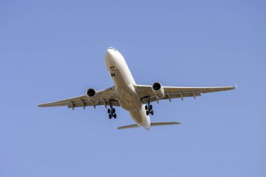 Luqa, Malta - 16 Ağustos 2024: Galistair Airbus A330-343P2F (REG: 9H-VDC) 31 numaralı pistte.