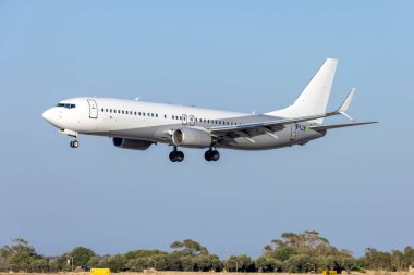 Luqa, Malta - 15 Ağustos 2024: Fly4 Airlines Boeing 737-8K5 (REG: EI-FFD) 31 numaralı pistte.