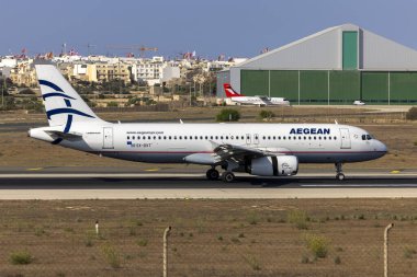 Luqa, Malta - 25 Ağustos 2024: Ege Havayolları Airbus A320-232 (REG: SX-DVT) Atina, Yunanistan 'dan geliyor.