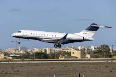 Luqa, Malta - 15 Eylül 2024: Bombardıman Küresel 5000 (BD-700-1A11) (REG: VP-CYJ) 31 numaralı pistte.