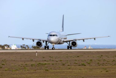 Luqa, Malta - 15 Eylül 2024: Lufthansa Airbus A321-231 (REG: D-AISO), LH1311 sefer sayılı Frankfurt uçağı olarak kalkıyor..