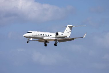 Luqa, Malta - 14 Eylül 2024: Gulfstream Aerospace G-IV G450 (Reg: T7-MID) iniş pisti 31.