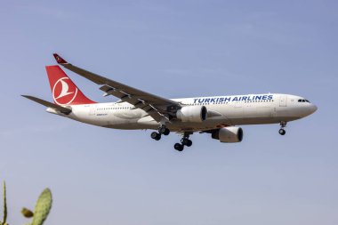 Luqa, Malta - 8 Eylül 2024: Türk Havayolları Airbus A330-223 (REG: TC-JIT) İstanbul 'dan sabah geliyor.