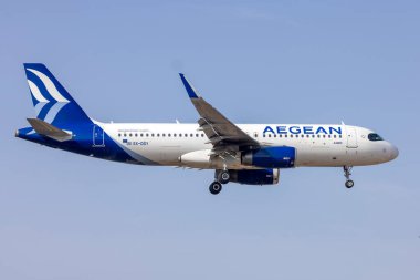 Luqa, Malta - 8 Eylül 2024: Ege Havayolları Airbus A320-232 (REG: SX-DGY) iniş pisti 31, sabah.