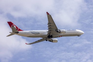 Luqa, Malta - 3 Eylül 2024: Türk Havayolları Airbus A330-303 (REG: TC-JNT) İstanbul 'a geri dönüyor.