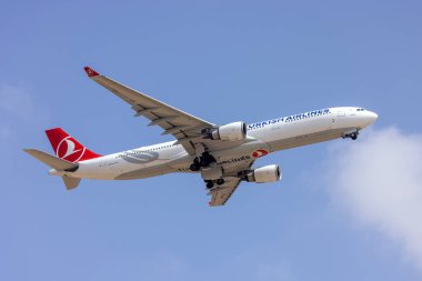 Luqa, Malta - 3 Eylül 2024: Türk Havayolları Airbus A330-303 (REG: TC-JNT) İstanbul 'a geri dönüyor.