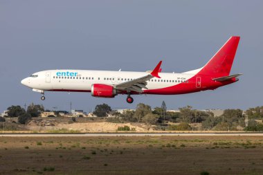 Luqa, Malta - 1 Eylül 2024: Air Boeing 737-8 MAX (REG: SP-EXH) hala eski üniformasının bir kısmını SpiceJet 'ten taşıyor